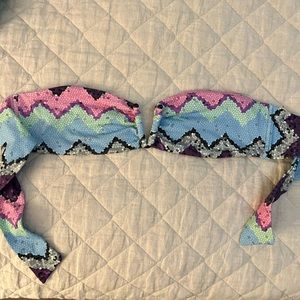 Strapless patterned bikini top